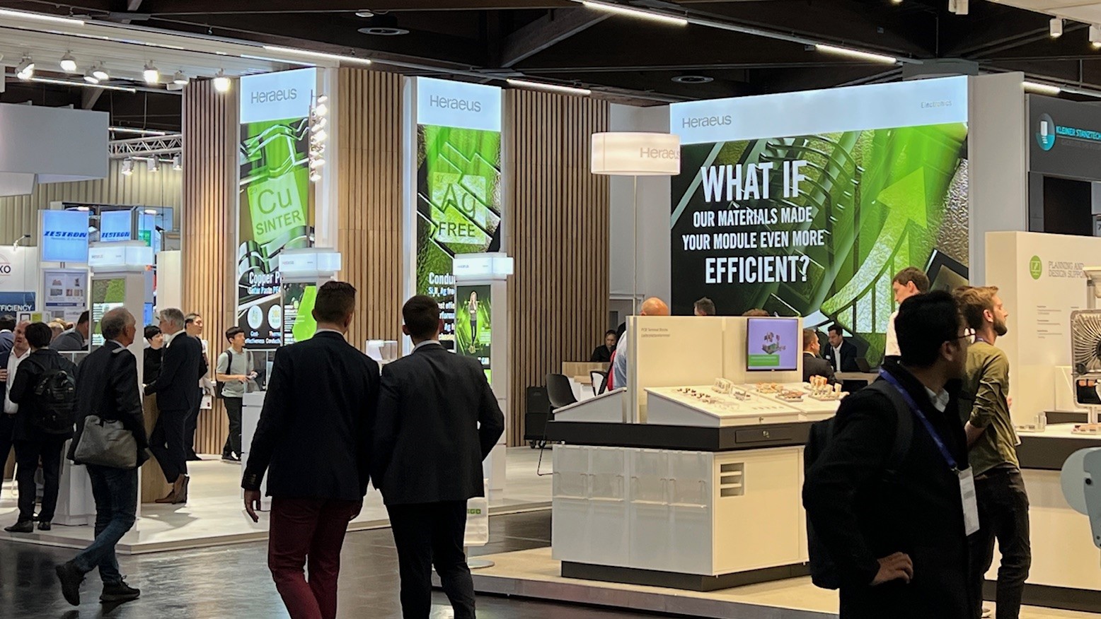 Ein Heraeus-Messestand mit 3D-Renderings von Elektronikbauteilen als Keyvisuals – ein beeindruckendes Highlight für jede Messe.