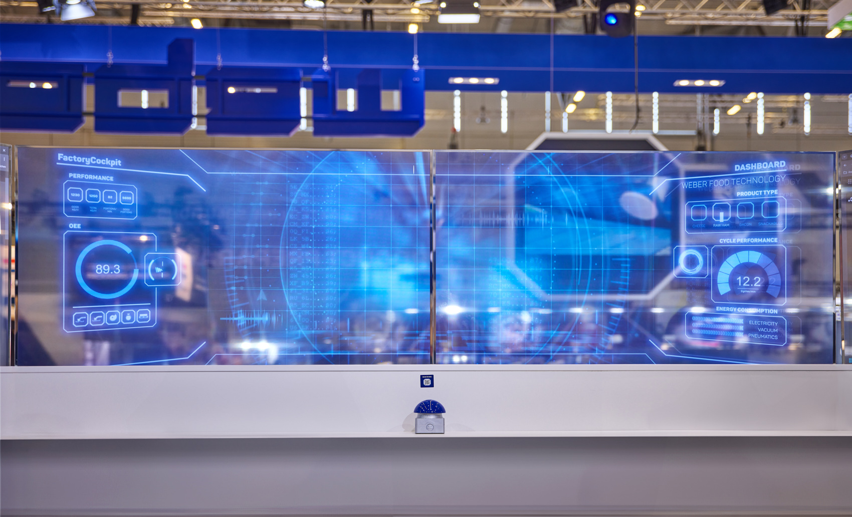 Blaue hologrammartige Darstellung eines Interfaces auf einer Glasplatte, implementiert auf einem Messestand der Messe Anuga FoodTec.