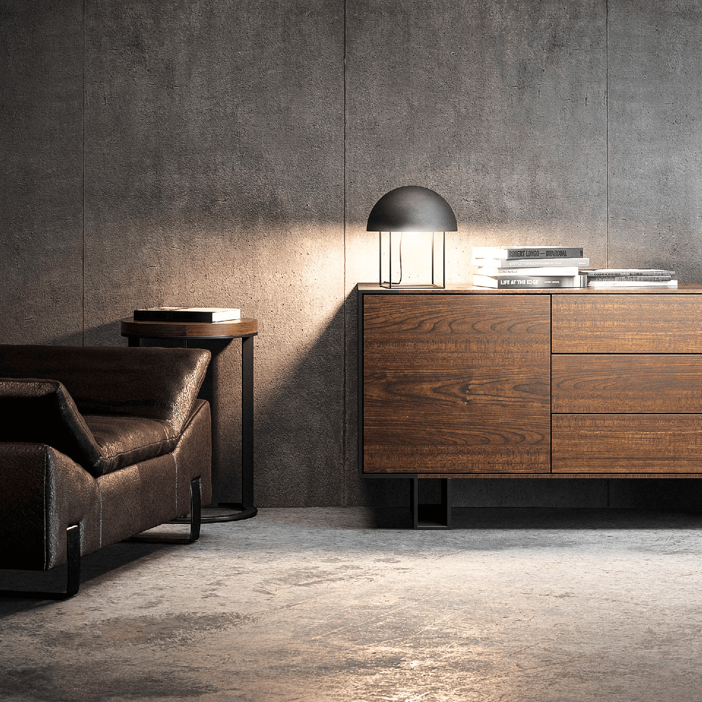 Close-up eines Wildledersessels, Beistelltischs und Schlafzimmer-Kommode aus Holz und Metall in einer bunkerartigen Betonstruktur.